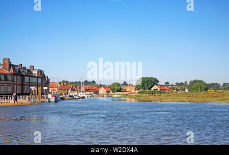 La vista del porto dalla sponda est sulla Costa North Norfolk a Blakeney, Norfolk, Inghilterra, Regno Unito, Europa. Foto Stock