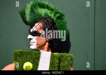 Ventilatore Chris Fava vestito come un campo da tennis sul giorno sette dei campionati di Wimbledon al All England Lawn Tennis e Croquet Club, Wimbledon. Foto Stock