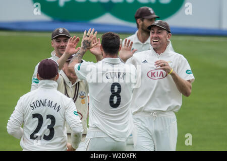 Londra, Regno Unito. 8 Luglio, 2019. La Giordania Clark festeggia con i compagni di team dopo aver ottenuto il paletto di Zak Crawley bowling per Surrey contro Kent al giorno due della contea di Specsavers partita di campionato al ovale. Credito: David Rowe/Alamy Live News Foto Stock