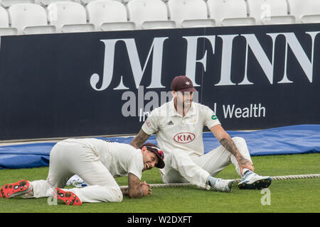 Londra, Regno Unito. 8 Luglio, 2019. Jade Dernbach e Giordania Clark hanno un tratto durante una pausa nel gioco come Surrey prendere sul Kent al giorno due della contea di Specsavers partita di campionato al ovale. Credito: David Rowe/Alamy Live News Foto Stock