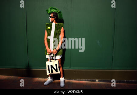 Ventilatore Chris Fava vestito come un campo da tennis sul giorno sette dei campionati di Wimbledon al All England Lawn Tennis e Croquet Club, Wimbledon. Foto Stock