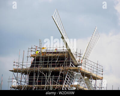 Brill, Aylesbury, Buckinghamshire, UK. 8 luglio 2019. Il Grade ii elencati del xvii secolo mulino post sulla collina Brill ottiene un nuovo strato di vernice su un giorno di sunny incantesimi. Credito: Angela Swann/Alamy Live News Foto Stock