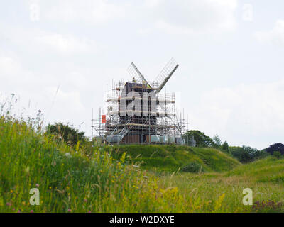 Brill, Aylesbury, Buckinghamshire, UK. 8 luglio 2019. Il Grade ii elencati del xvii secolo mulino post sulla collina Brill ottiene un nuovo strato di vernice su un giorno di sunny incantesimi. Credito: Angela Swann/Alamy Live News Foto Stock