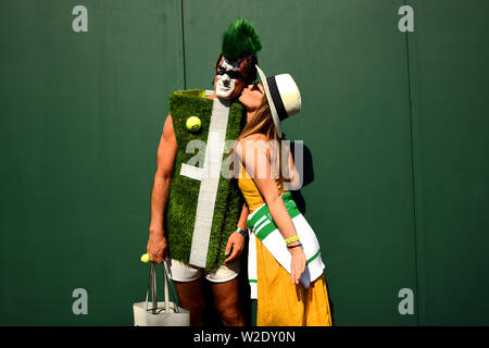 Ventilatore Chris Fava vestito come un campo da tennis sul giorno sette dei campionati di Wimbledon al All England Lawn Tennis e Croquet Club, Wimbledon. Foto Stock