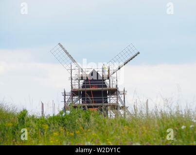 Brill, Aylesbury, Buckinghamshire, UK. 8 luglio 2019. Il Grade ii elencati del xvii secolo mulino post sulla collina Brill ottiene un nuovo strato di vernice su un giorno di sunny incantesimi. Credito: Angela Swann/Alamy Live News Foto Stock