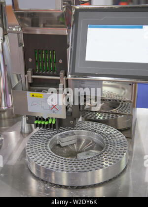 Capsula pillole farmaceutiche il conteggio e la macchina di riempimento Foto Stock