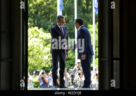 Atene, Grecia. 8 Luglio, 2019. Ex primo ministro greco Alexis Tsipras (R) stringe la mano con il neo eletto primo ministro Kyriakos Mitsotakis, leader della Grecia del conservatore nuova democrazia partito, al Maximos Mansion in Atene, Grecia, Luglio 8, 2019. Kyriakos Mitsotakis, leader della Grecia del conservatore nuova democrazia partito, è stato prestato giuramento il lunedì come la Grecia del nuovo primo ministro dopo la vittoria di domenica a scatto nazionale elezioni. Per andare con il leader conservatore Kyriakos Mitsotakis giurato come la Grecia del nuovo PM. Credito: Lefteris Partsalis/Xinhua/Alamy Live News Foto Stock