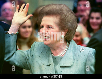 Il Primo Ministro Margaret Thatcher lasciando conservatore ufficio centrale. Foto Stock