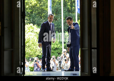 Atene, Grecia. 8 Luglio, 2019. Ex primo ministro greco Alexis Tsipras (R) accoglie favorevolmente il neo eletto primo ministro Kyriakos Mitsotakis (L), leader della Grecia del conservatore nuova democrazia partito, al Maximos Mansion in Atene, Grecia, Luglio 8, 2019. Kyriakos Mitsotakis, leader della Grecia del conservatore nuova democrazia partito, è stato prestato giuramento il lunedì come la Grecia del nuovo primo ministro dopo la vittoria di domenica a scatto nazionale elezioni. Per andare con il leader conservatore Kyriakos Mitsotakis giurato come la Grecia del nuovo PM. Credito: Lefteris Partsalis/Xinhua/Alamy Live News Foto Stock