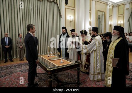 Atene, Grecia. 8 Luglio, 2019. Kyriakos Mitsotakis (L anteriore) prende il suo giuramento religioso nel corso di una cerimonia presieduta dal cristiano ortodosso Chiesa Ieronymos Arcivescovo di Atene e di tutta la Grecia ad Atene, Grecia, Luglio 8, 2019. Kyriakos Mitsotakis, leader della Grecia del conservatore nuova democrazia partito, è stato prestato giuramento il lunedì come la Grecia del nuovo primo ministro dopo la vittoria di domenica a scatto nazionale elezioni. Credito: Lefteris Partsalis/Xinhua/Alamy Live News Foto Stock