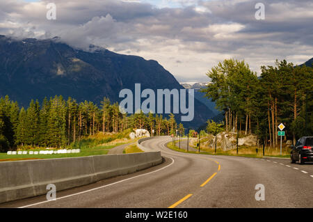 Un ventoso strada curva in Norvegia. Foto Stock