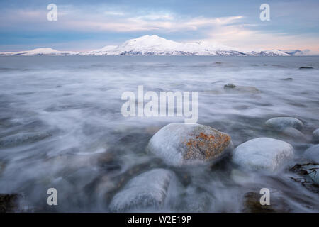 Ghiaccio, rocce e onde, Arctic paesaggio in Norvegia Foto Stock