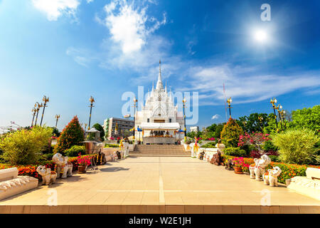 Bellissimo tempio bianco brillante contro il cielo blu in Thailandia Foto Stock