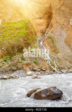 Flusso e fiume di montagna in Nepal, Annapurna trekking Foto Stock