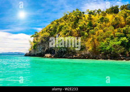 Le scogliere e il mare trasparente di Phi Phi Islands, Thailandia Foto Stock