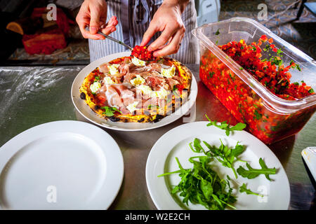 Lo chef cucinare un piatto gourmet close-up Foto Stock