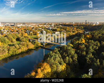 Antenna bellissimo paesaggio del fiume Neris avvolgimento attraverso la città di Vilnius. Scenic lituana cityscape. Foto Stock