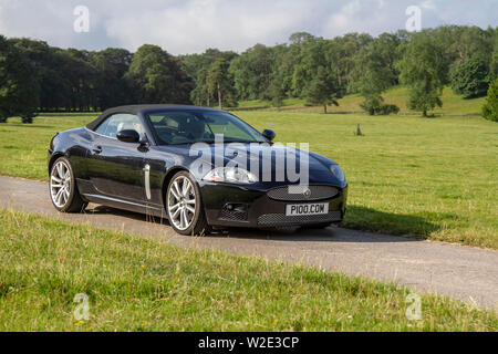 2006 nero Jaguar XKR 4.2 Auto al Classic Car Rally - Domenica 7 luglio 2019. Lo show classico di Mark Woodward in auto e bici di metà estate si è recato a Carnforth per mostrare altri classici, storici, motori d'epoca e oggetti da collezione durante la fiera di trasporto di Leighton Hall di quest'anno, un'opportunità per vedere oltre 500 veicoli classici di ieri in uno degli spettacoli più completi e diversi dell'evento estivo di auto classica. Foto Stock