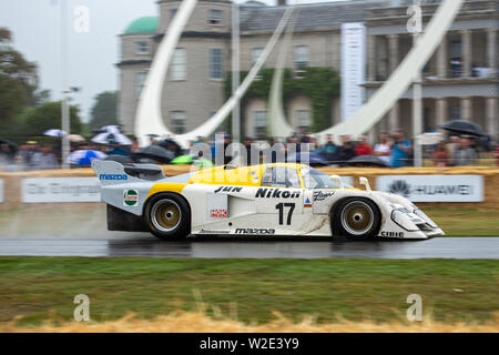 Un Nikon sponsorizzato Mazda auto sportiva velocità folle passato nella parte anteriore della casa di Goodwood, Goodwood Festival of Speed, Chichester, West Sussex 2019 Foto Stock