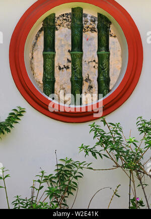 George Town, Penang/MALESIA - dicembre 28, 2007: un tipico arredamento di bamboo finestra un cortile interno di cheah kongsi tempio Foto Stock