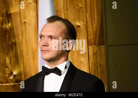 Riga, Lettonia. 8 luglio 2019. Arturs Kruzkops, l'ospite della manifestazione e attore, durante il ricevimento in onore della inaugurazione del Presidente della Lettonia signor Egils Levits accompagnato dalla First Lady della Lettonia onorevole Andra levita. Credito: Gints Ivuskans/Alamy Live News Foto Stock