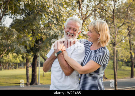Coppia senior nel parco. Sorridenti di coppia senior in un parco su una vacanza. Romantico Coppia matura nel parco in autunno. Foto Stock