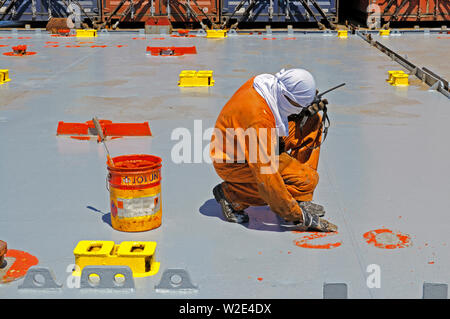 Sul mare del sud della Cina, acque internazionali - agosto 31, 2008: Una dello Sri Lanka marinaio di verniciatura di un coperchio del container rickmers asta (IMO 9212046) Foto Stock