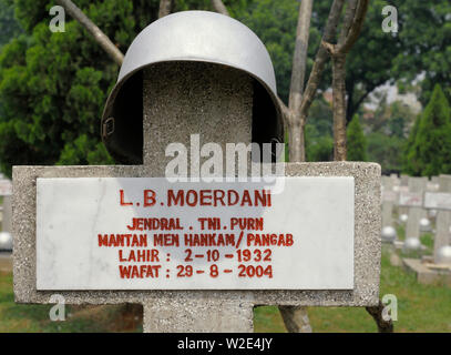 Jakarta, dki jakarta/INDONESIA - aprile 20, 2009: la tomba del generale leonardus benjamin (benny) moerdani ex comandante in capo delle forze armate e min Foto Stock