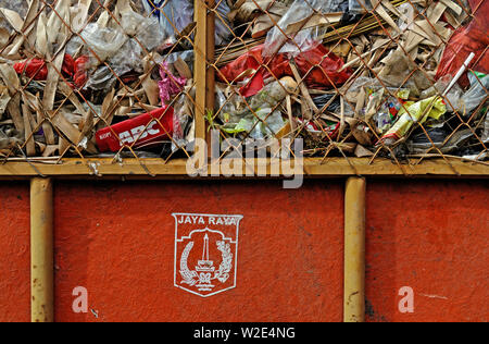 Jakarta, dki jakarta/INDONESIA - Maggio 17, 2010: rifiuti su un communal camion della spazzatura in menteng area residenziale Foto Stock