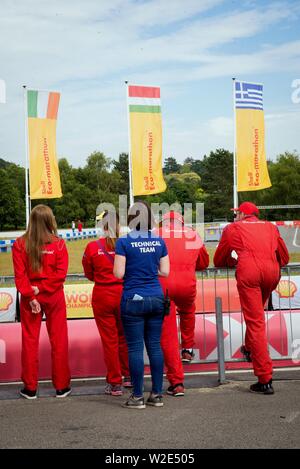 Weybridge, (Londra), Surrey, Regno Unito, Luglio 5th, 2019 : Shell Eco-marathon. La sicurezza e il team tecnico di guardare il 'Drivers nel Campionato del Mondo' compet Foto Stock