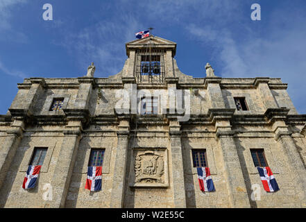 Santo Domingo, Repubblica Dominicana - 01 novembre 2013: il Panteon Nacional edificio ( ex xviii secolo la chiesa gesuita ) su Calle Las Damas Foto Stock