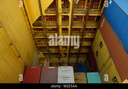 Il Santos, sao paulo/Brasile - febbraio 08, 2014: vista nella stiva di carico di container msc alessia (IMO 9225653) Foto Stock