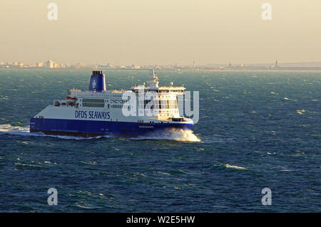 Canale in inglese, Regno Unito - 14 gennaio 2015: il traghetto dover seaways (IMO 9318345) en route da Dunkerque a dover su un tempestoso giorno d'inverno Foto Stock