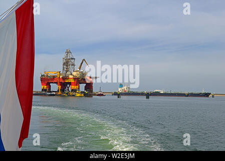 Porto di Rotterdam, Paesi Bassi - 01 agosto 2015: il semi sommergibile impianto di perforazione stena don ( imo 8764418 ) e il grezzo greco petroliera astro Foto Stock