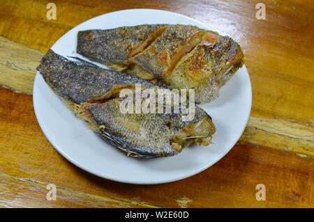 Fritte di pelle di serpente gourami sul piatto Foto Stock