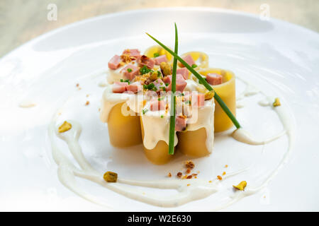 Paccheri fresco italiano la pasta tradizionale con la mortadella Bologna prosciutto cotto, formaggio, crema, i pistacchi,bellissima guarnire la placcatura d'arte chef professionale ammenda Foto Stock