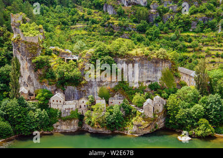 Chateau (castello) e villaggio abbandonato di Castelbouc dal fiume Tarn, comune Gorges du Tarn, dipartimento Lozère, Occitanie, Francia. Foto Stock