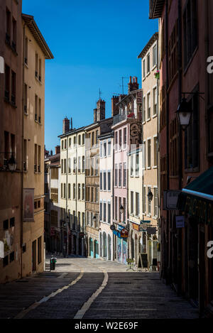 Bella ripida strada Rue Burdeau in La Croix-Rousse distretto, ex produttori di seta quartiere durante il XIX secolo, ora un quartiere alla moda di bohem Foto Stock