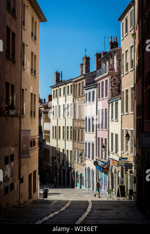 Bella ripida strada Rue Burdeau in La Croix-Rousse distretto, ex produttori di seta quartiere durante il XIX secolo, ora un quartiere alla moda di bohem Foto Stock