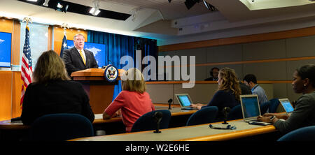 Washington, Stati Uniti. 08 Luglio, 2019. Stati Uniti Il segretario di Stato Mike Pompeo parlando al Dipartimento di Stato a Washington, DC. Credito: SOPA Immagini limitata/Alamy Live News Foto Stock