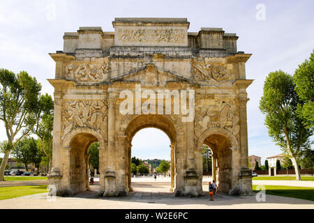 L'arco Triumfale di Orange costruito per onorare i veterani delle Guerre Galliche e della Legio II Augusta. (imperatore Augusto (27 a.C.–14 d.C.), Francia. Foto Stock