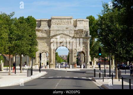 L'arco Triumfale di Orange costruito per onorare i veterani delle Guerre Galliche e della Legio II Augusta. (imperatore Augusto (27 a.C.–14 d.C.), Francia. Foto Stock