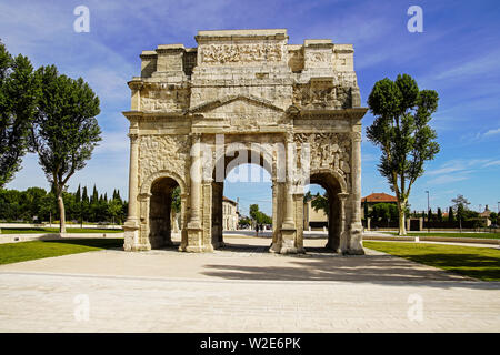 L'arco Triumfale di Orange costruito per onorare i veterani delle Guerre Galliche e della Legio II Augusta. (imperatore Augusto (27 a.C.–14 d.C.), Francia. Foto Stock