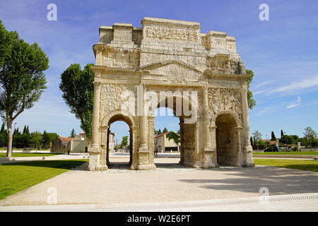 L'arco Triumfale di Orange costruito per onorare i veterani delle Guerre Galliche e della Legio II Augusta. (imperatore Augusto (27 a.C.–14 d.C.), Francia. Foto Stock