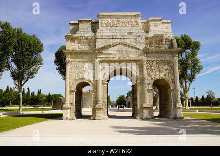 L'arco Triumfale di Orange costruito per onorare i veterani delle Guerre Galliche e della Legio II Augusta. (imperatore Augusto (27 a.C.–14 d.C.), Francia. Foto Stock