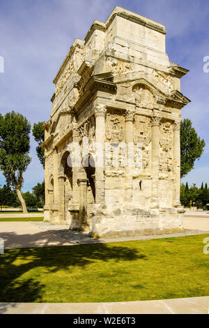 L'arco Triumfale di Orange costruito per onorare i veterani delle Guerre Galliche e della Legio II Augusta. (imperatore Augusto (27 a.C.–14 d.C.), Francia. Foto Stock