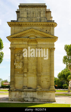 L'arco Triumfale di Orange costruito per onorare i veterani delle Guerre Galliche e della Legio II Augusta. (imperatore Augusto (27 a.C.–14 d.C.), Francia. Foto Stock