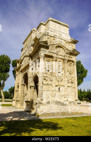 L'arco Triumfale di Orange costruito per onorare i veterani delle Guerre Galliche e della Legio II Augusta. (imperatore Augusto (27 a.C.–14 d.C.), Francia. Foto Stock