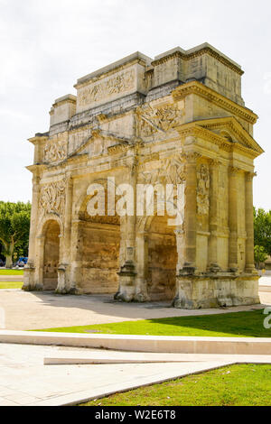 L'arco Triumfale di Orange costruito per onorare i veterani delle Guerre Galliche e della Legio II Augusta. (imperatore Augusto (27 a.C.–14 d.C.), Francia. Foto Stock