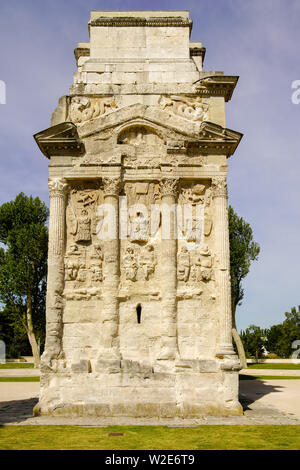 L'arco Triumfale di Orange costruito per onorare i veterani delle Guerre Galliche e della Legio II Augusta. (imperatore Augusto (27 a.C.–14 d.C.), Francia. Foto Stock